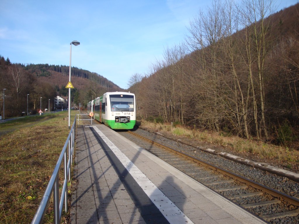 Sd-Thringen-Bahn auf dem weg von Neuhaus am Rennweg nach Eisenach am Haltepunkt Sonneberg Nord. Aufgrund des Lauscha Kugelmarkt fuhren die Regioshuttle in Doppertraktion. Aufgenommen am 28.11.2009