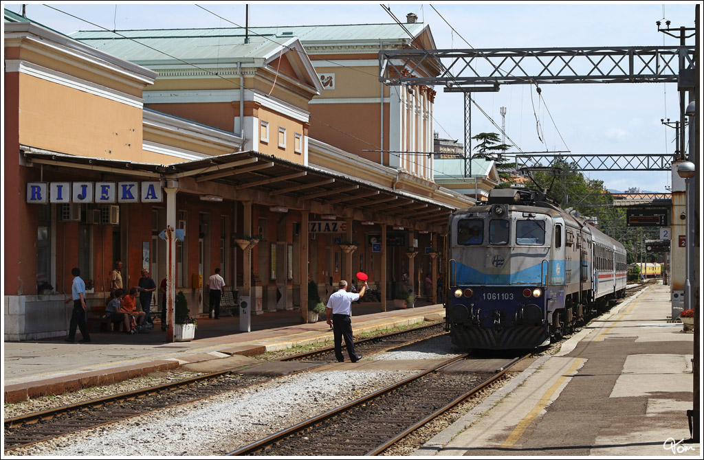 Sdlndisches Flair bei der Ankunft von Zug 4000 (Zagreb - Rijeka), gezogen von H E-Lok 1061 106. 
Rijeka 23.07.2012

