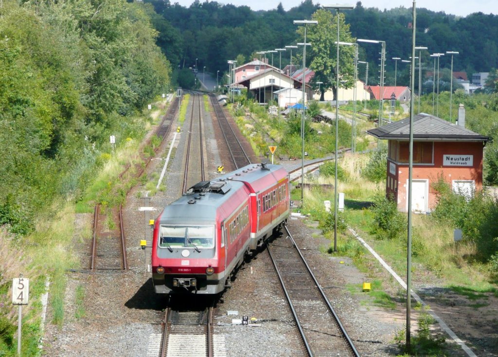 Sdlich vom alten Bahnhof Neustadt an der Waldnaab fhrt ein RE vom neuen Bahnhof auf das Streckengleis nach Weiden. (610 005 am 18.8.08)