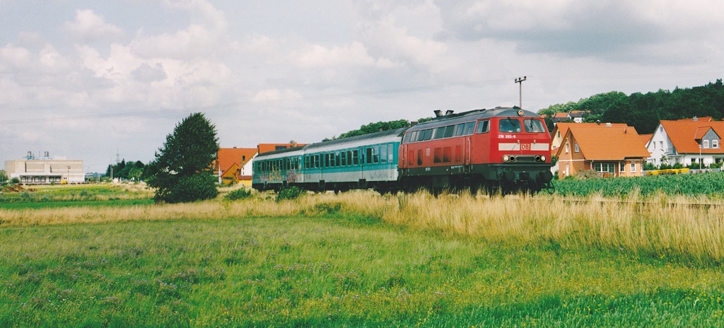Sdlich der Gleise ist in den 1990er Jahren die Dietersheimer Neubausiedlung entstanden, die leider nur schlechte Bahnanschlsse hat. Der Haltepunktliegt hinter dem links sichtbaren EKA-Mbelwerk. (218 203 am 20.7.01)