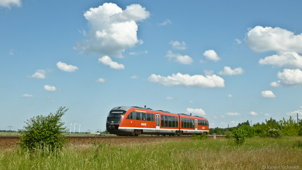 Südlich von Leipzig fährt ein einsamer Desiro als RE Leipzig - Saalfeld in Richtung Gera. (27.05.2012)