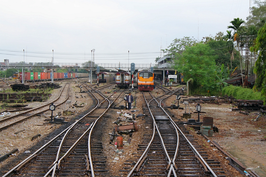 Sdliche Einfahrtsbereich des Bf. Hat Yai Junction, auf Gleis 2 die Verschubreseve GEK 4047. Bild vom 11.Jnner 2012.


