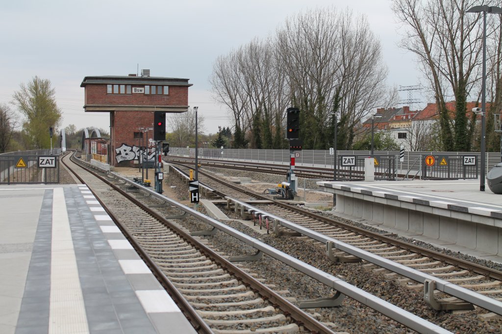 Sdlicher Bahnhofsbereich des S-Bahnhofs Berlin-Baumschulenweg mit Stellwerk Bsw am 15.04.2012.