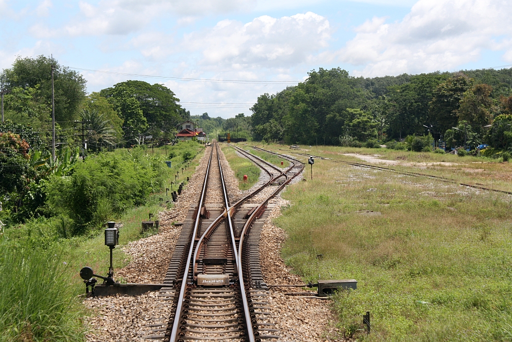 Sdlicher Einfahrtsbereich des Bf. Phru Phi, Blickrichtung Ban Thung Pho Jn., am 24.August 2011.