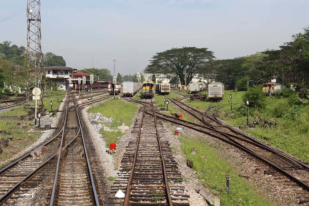 Sdlicher Einfahrtsbereich des Bf. Thung Song Junction, Blickrichtung Bangkok, am 07.Jnner 2013. Links unten das Gleis der Strecke nach Kantang.

