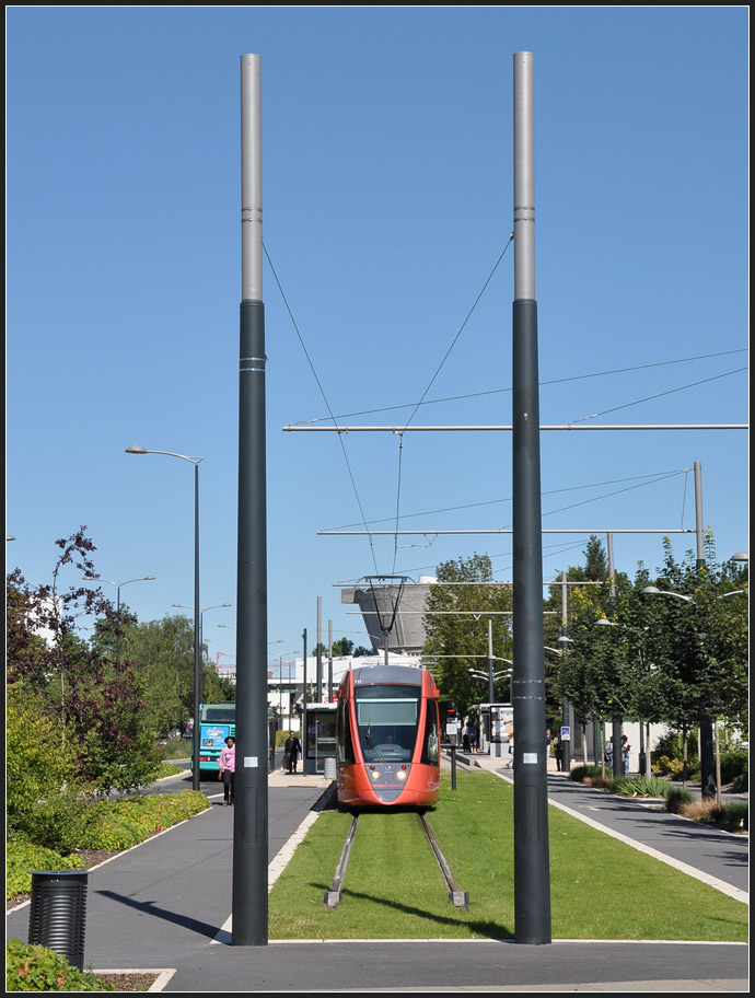 Südlicher Endpunkt der Linie A - 

Die Station  Hôpital Debré  ist die südliche Endstation der Linie A. Wie man an dem breiten Bahnkörper erkennen kann ist eine Weiterführung geplant. 

23.07.2012 (J)