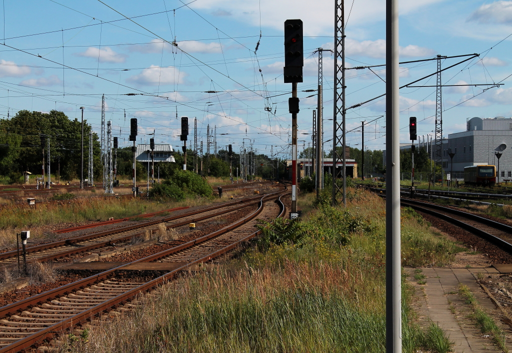 Sdlicher Teil des Bf Oranienburg am 22.07.2012, links das Stellwerk BOR und rechts die Triebfahrzeughalle der S-Bahn.