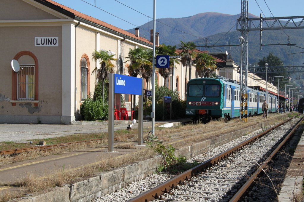 Sdliches Flair im Bahnhof Luino am Lago Maggiore mit einem abfahrbereiten FS Triebzug ALe 582