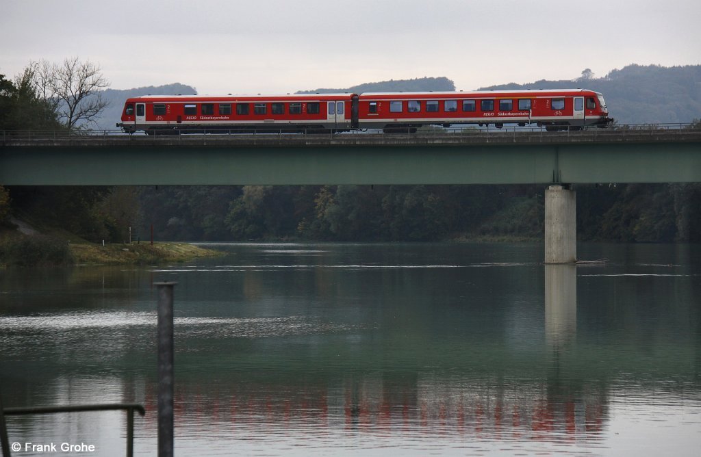 Sdostbayernbahn DB Regio 628 / 928 432 als RB 27257 Burghausen - Rosenheim, KBS 944 Mhldorf am Inn - Rosenheim, fotografiert auf der Innbrcke bei Jettenbach am 02.10.2010