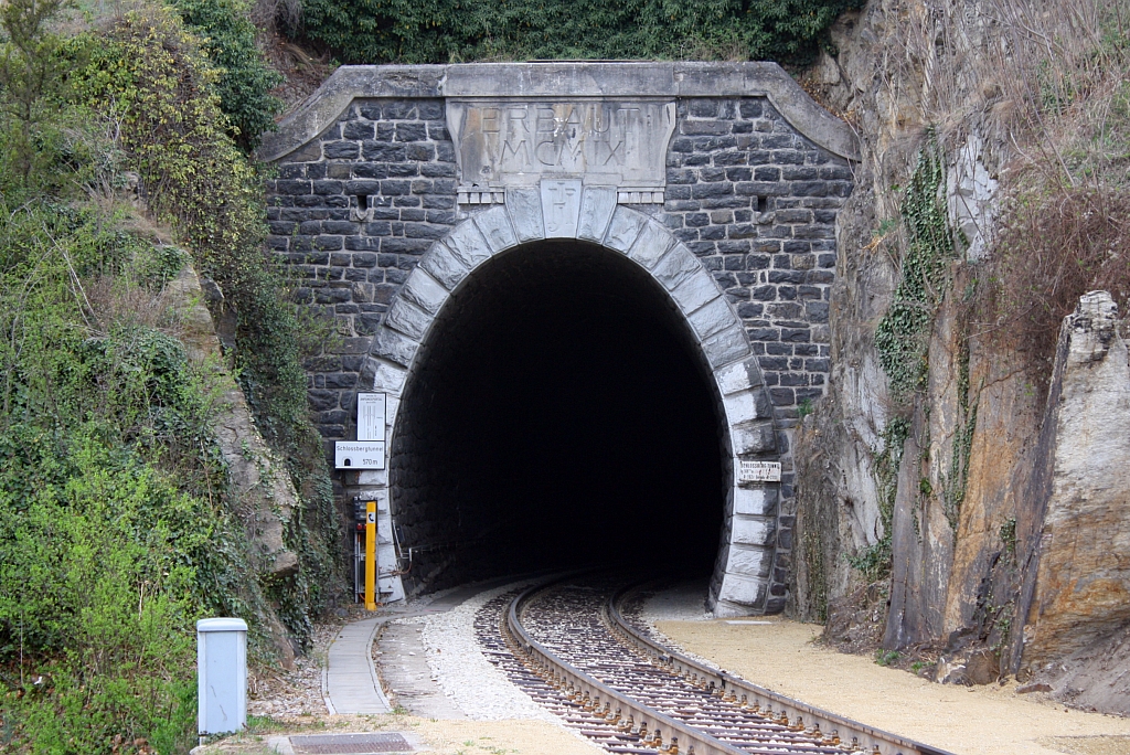 Sdportal des 570m langen Schlossbergtunnel beim Bf. Drnstein-Oberloiben am 31.Mrz 2012.