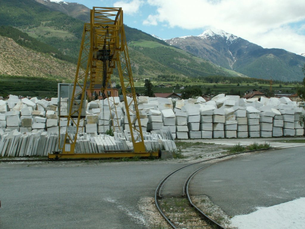 Sdtirol,Laas im Vinschgau.Laaser Marmorbahn.Blick von der Strasse auf das Gelnde der Lasa Marmo AG.Der Marmorbruch befindet sich in ca.1500m .M.am Laaser Jennwandstock.Laas 01.06.10
