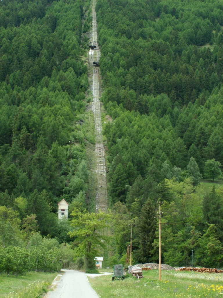 Sdtirol,Laas im Vinschgau.Laaser Marmorbahn.Der 950m lange Schrgaufzug(Bleichert&Co.Leipzig 1929)Spurweite 2600mm.Die zwei 8m breiten Plattformen in der mitte des Bildes bei der Kreuzungsstelle.Laas 01.06.10