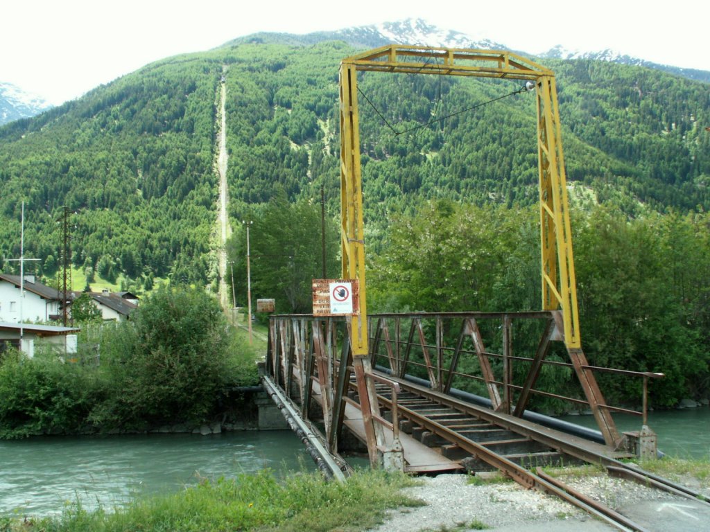 Sdtirol,Laas im Vinschgau.Laaser Marmorbahn.Die Brcke ber die Etsch unmittelbar bei der Werkseinfahrt.Im Hintergrund der Schrgaufzug.
Laas 01.06.10