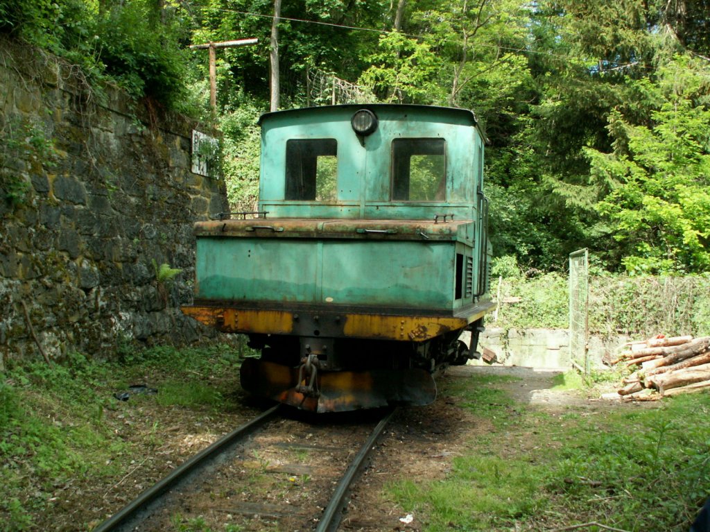 Sdtirol,Laas im Vinschgau.Laaser Marmorbahn.Die  Tallok  1930(TIBB/ C&T)wartet am unteren Teil des Schrgaufzugs auf die Plattformwagen mit den Marmor Roh-Blcken.Es gab noch eine dritte Lok,die 1941 an die Fleimstalbahn verkauft wurde,die ja auch schon lange nicht mehr existiert.Laas 01.06.10