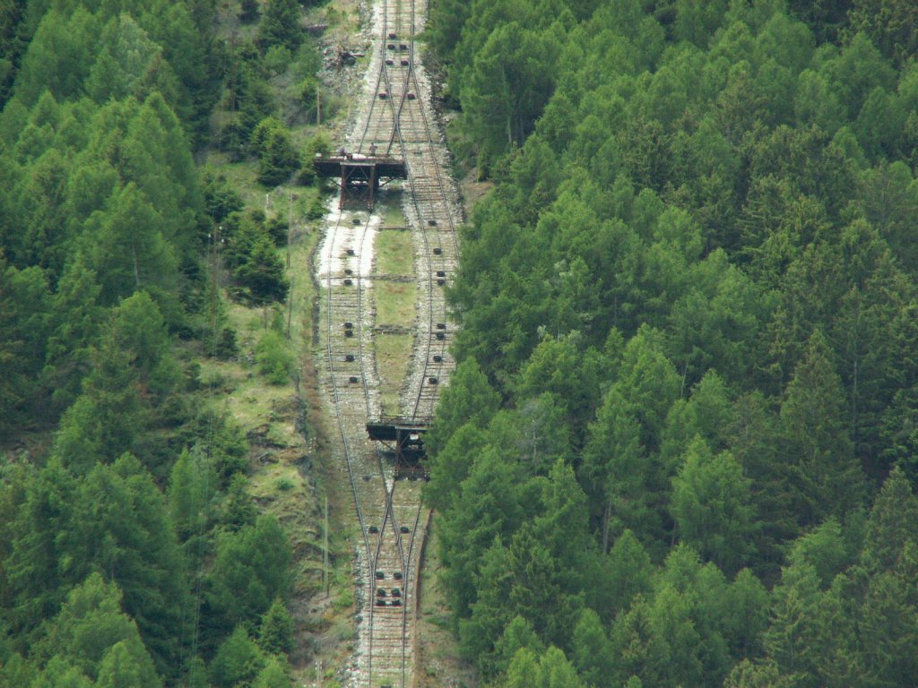 Sdtirol,Laas im Vinschgau.Laaser Marmorbahn.Die zwei 8m breiten Breitspur Plattformwagen ohne Ladung bei der Ausweiche(System Abt)
1929 war dies die grsste Anlage ihrer Art.Laas 01.06.10