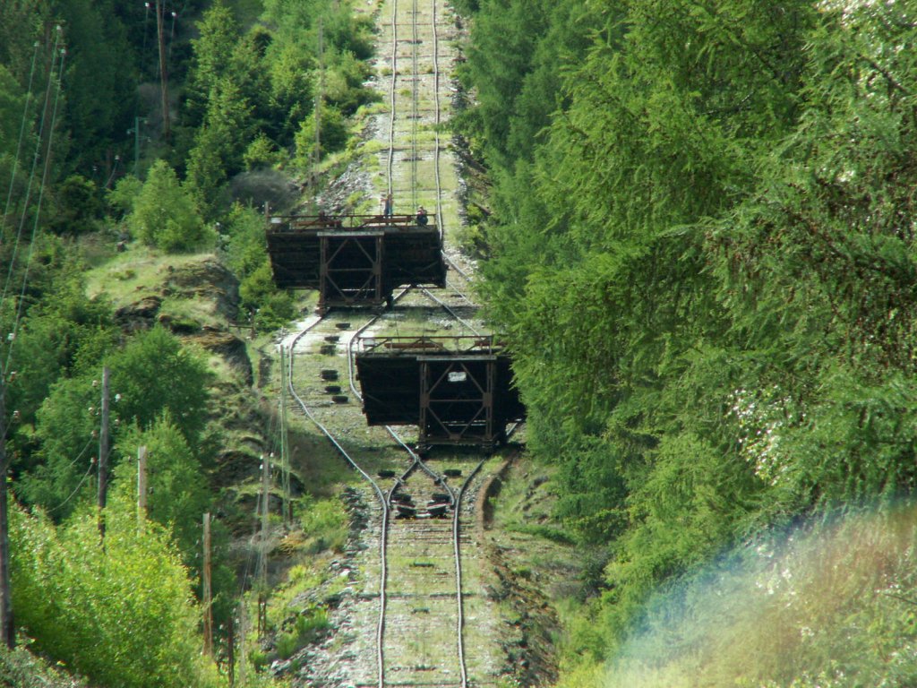 Sdtirol,Laas im Vinschgau.Laaser Marmorbahn.Die zwei 8m breiten Breitspur(2600mm)Plattformwagen der Schrgbahn bei der Ausweiche(System Abt)1929 war dies die grsste Anlage ihrer Art.Laas 01.06.10