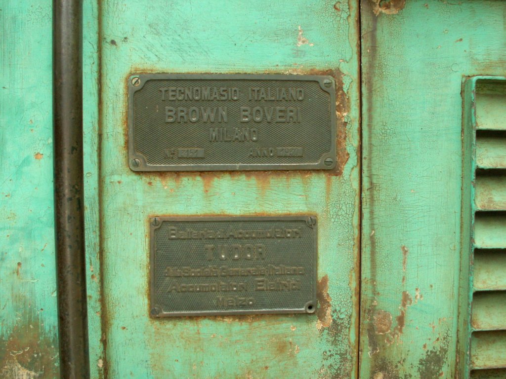 Sdtirol,Laas im Vinschgau.Laaser Marmorbahn.Fabrikschild der ehem.E-Lok.Seit 1993 umgebaut auf Dieselelektrischen Betrieb.Laas 01.06.10