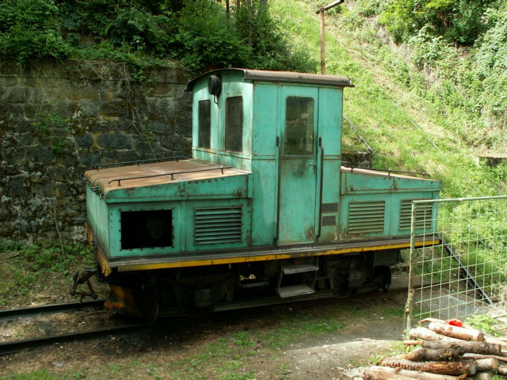 Sdtirol,Laas im Vinschgau.Werklok der Laaser Marmorwerke.Eine ehem.E-Lok(BBC Milano 1930)Seit 1993 Dieselelektrisch.Sie steht am unteren Ende des Schrgaufzugs(Bremsberg)und wartet auf eine Ladung Marmorblcke.Laas 01.06.10