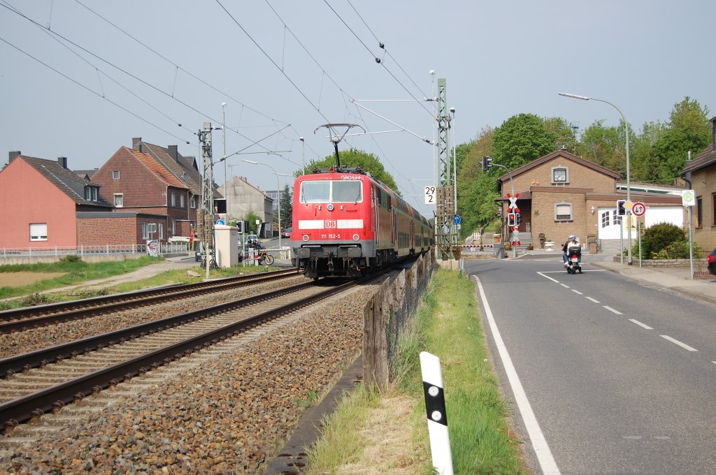 Sggerath Bahnbergang  Am alten Wasserwerk , 111 152-5 schiebt einen Zug der Linie RE 4 nach Mnchengladbach am 9.5.2010