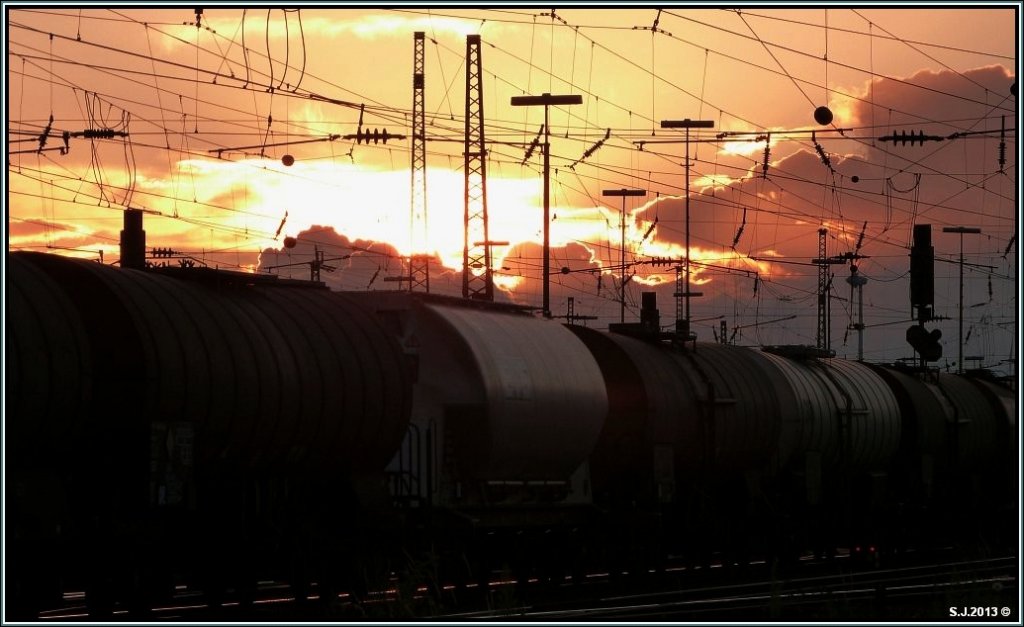 Summerfeeling,die Sonne verabschiedet sich fr heute Abend und macht den auftrmenden Gewitterwolken Platz. Szeanario am Aachener Westbahnhof im August 2012.