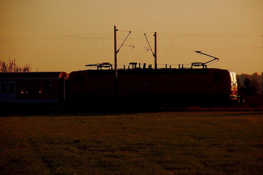 Sun down bei Allerheiligen am Abend 21.10.2011....mit einem X-Wagenzug auf der S11 ist die 143 039-6 nach Bergisch Gladbach unterwegs.