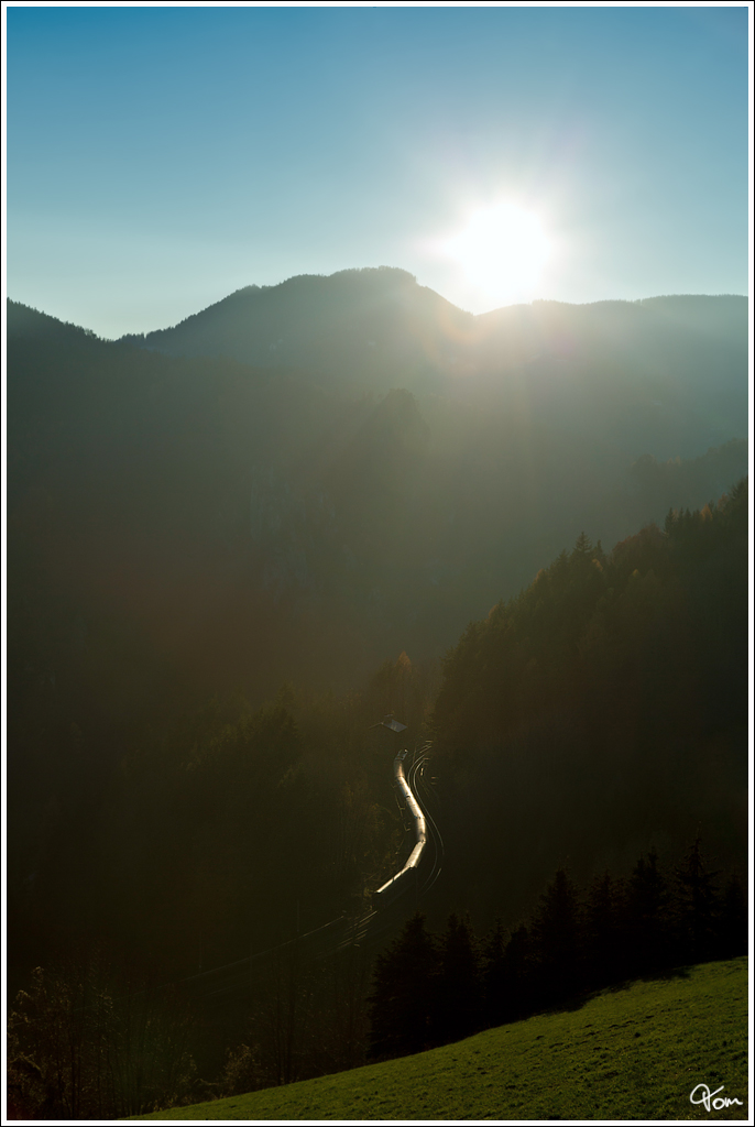 Sunset at Semmering - Kurz vor Sonnenuntergang fhrt EC 103 Polonia durch den Wagnergraben. 
Klamm 17.11.2012