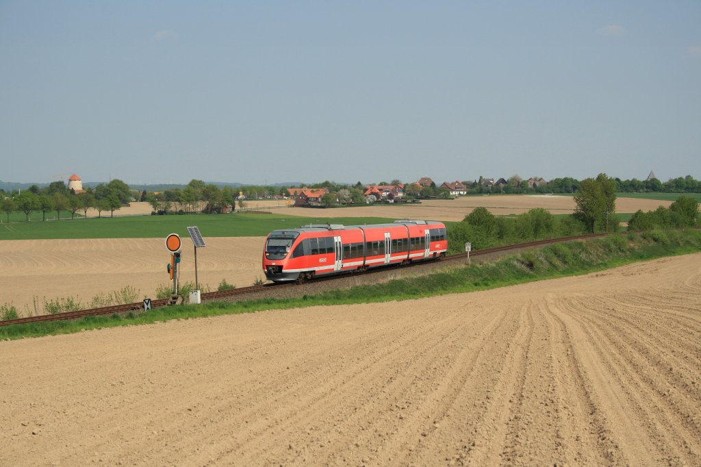 Super Sommerwetter im Mnsterland!
Wie hier an der S-Kurve in Havixbeck, die von 643 068 als RB63  Baumberge-Bahn  nach Coesfeld befahren wird.
Havixbeck-Masbeck, 23.04.2011