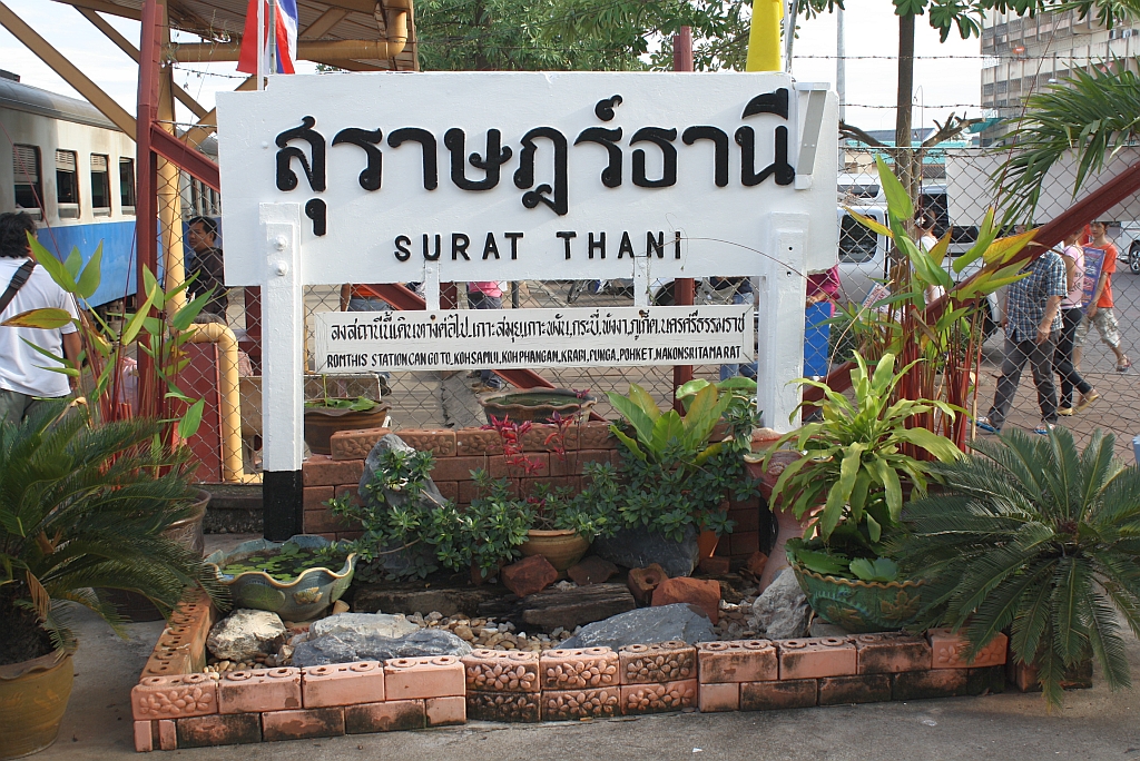 Surat Thani Station am 24.August 2011, bemerkenswert das Zusatzschild. Wo man von Surat Thani aus überall hingehen kann :-)

