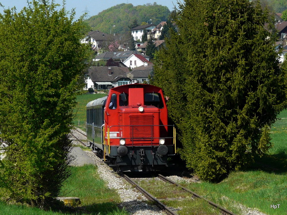 Sursee - Triengen Bahn - Diesellok Em 2/2 1 mit Salonwagen SRi 43 und Salonwagen SRi 44 unterwegs auf einer Extrafahrt fr`s Bahnforum Schweiz bei Triengen am 17.04.2011

