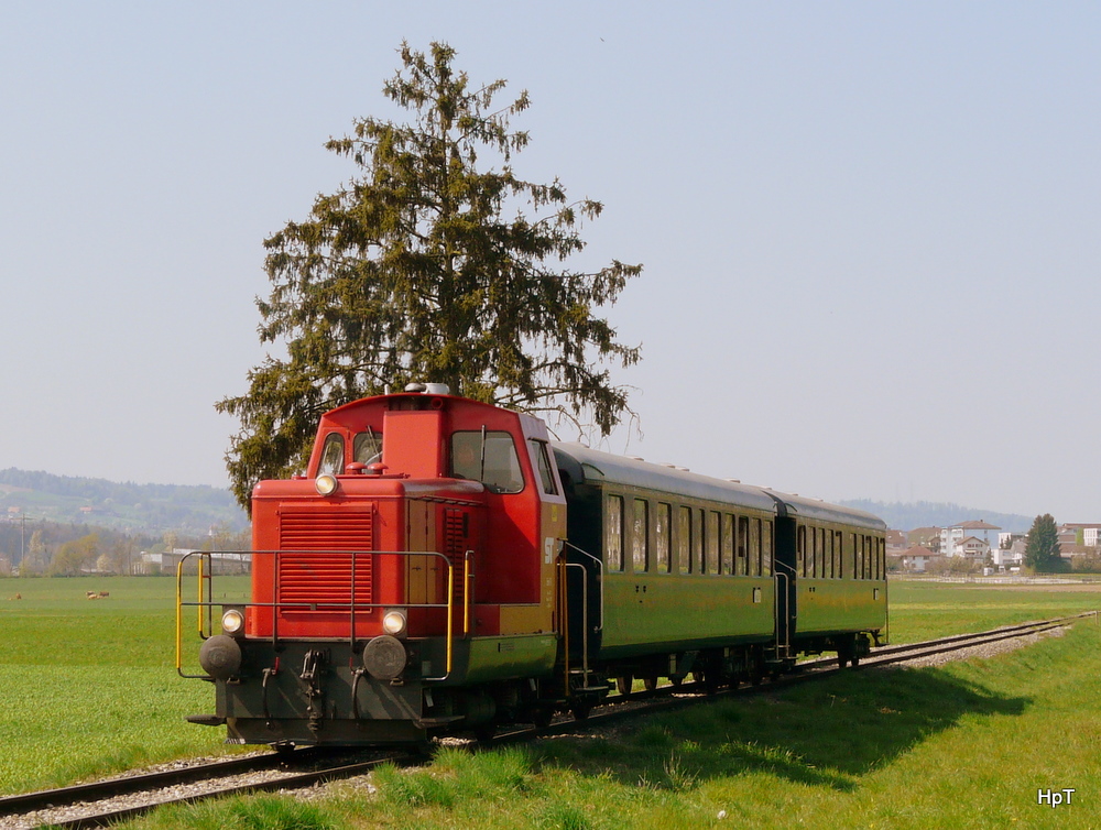 Sursee - Triengen Bahn - Diesellok Em 2/2 1 mit Salonwagen SRi 43 und Salonwagen SRi 44 unterwegs auf einer Extrafahrt fr`s Bahnforum Schweiz bei Bron am 17.04.2011


