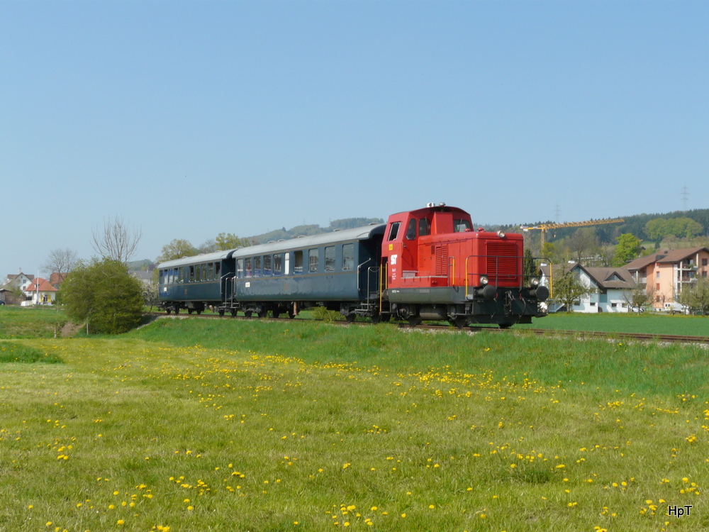 Sursee - Triengen Bahn - Diesellok Em 2/2 1 mit Salonwagen SRi 43 und Salonwagen SRi 44 unterwegs auf einer Extrafahrt fr`s Bahnforum Schweiz bei Geuensee am 17.04.2011

