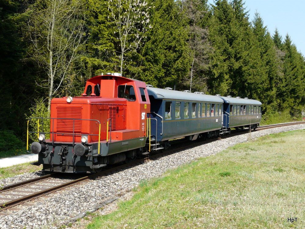 Sursee - Triengen Bahn - Diesellok Em 2/2 1 mit Salonwagen SRi 43 und Salonwagen SRi 44 unterwegs auf einer Extrafahrt fr`s Bahnforum Schweiz bei Sursee am 17.04.2011
