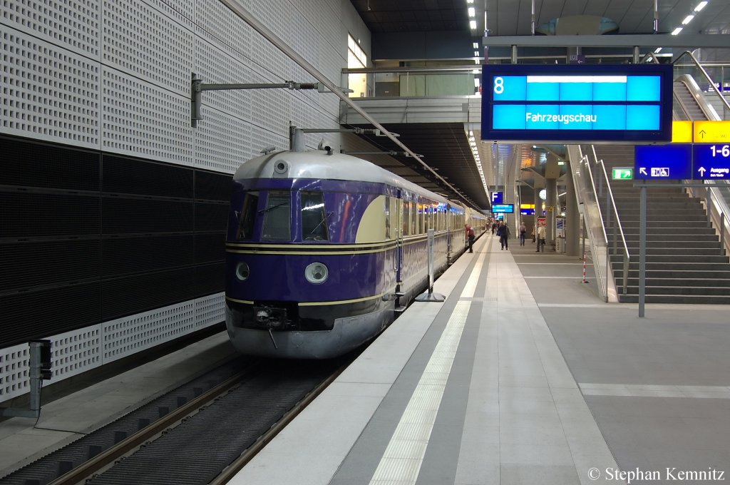 SVT 137 225 steht auf Gleis 8 im Tiefbahnhof des Berliner Hbf zum 5 jhrigen Jubilum des Berliner Hauptbahnhof. 21.05.2011
