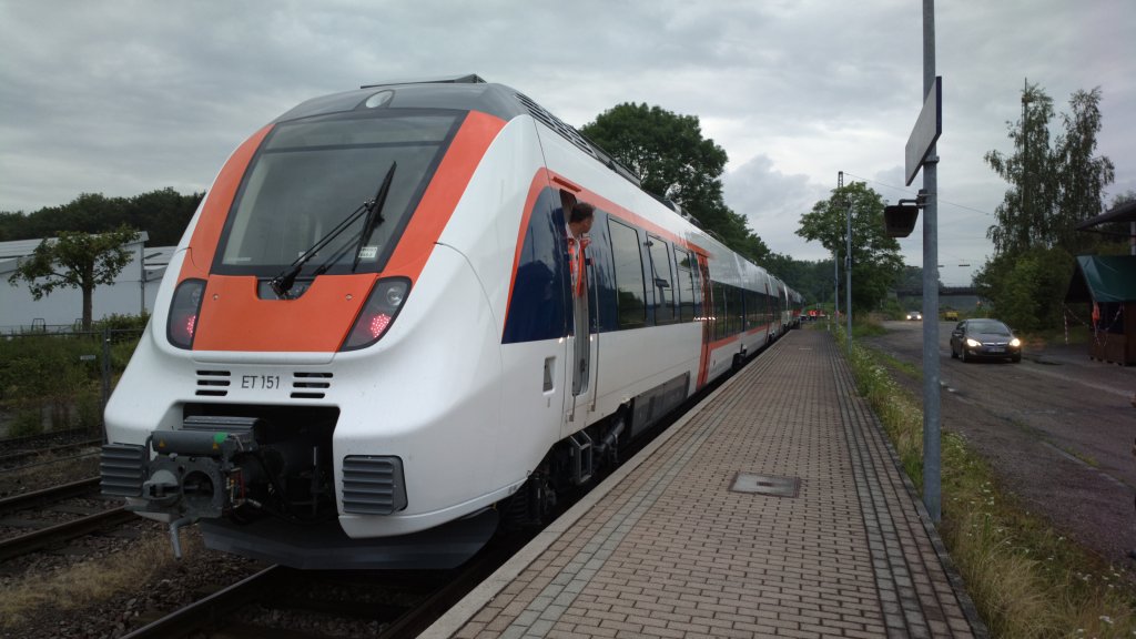 SWEG Talent 2 ET 151 + 150 nach Rangiermanver schleppfertig in Riegel-Malterdingen (Nebenbahn) Gleis 11.

Am 25.06.2013 um 21:27 Uhr ging es dann, nach ber 14 Stunden Fahrt, nach Endingen am Kaiserstuhl.

Geschleppt wurde das Gespann von einem unserer NE81.