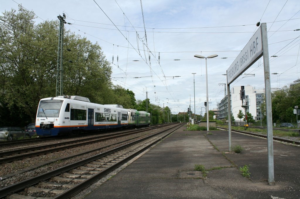 SWEG-Triebwagen 503 und BSB-Triebwagen 017 am 09.05.13 bei der Einfahrt in Freiburg (Breisgau) Hbf.
