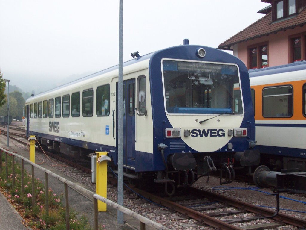 SWEG VS 200 steht am Nachmittag des 18.10.10 im Bahnhof Ottenhfen abgestellt.Daneben steht der SWEG VT 125 fr die Fahrt nach Achern bereit.Der VS hat seinen Einsatz fr den heutigen Tag beendet.Er wird erst am nchsten Tag wieder bentigt.