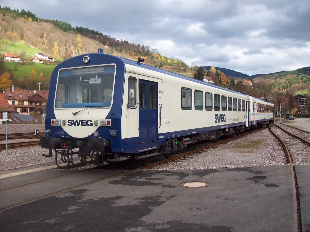 SWEG VS 200 und SWEG VT 125 stehen am Nachmittag des 09.11.10 im Bahnhof Ottenhfen im Schwarzwald.Der VS 200 wird jetzt abgehngt und beendet seinen Einsatz fr den heutigen Tag.VT 125 rangiert wieder zurck an den Bahnsteig und wird den Rest des Tages alleine auf Tour gehen auf seiner Heimatstrecke,der Achertalbahn.
