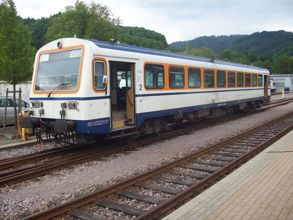 SWEG VT 125 der Achertalbahn rangiert am Nachmittag des 16.05.2011 in seinem Heimatbahnhof Ottenhfen im Schwarzwald.Er wird an den Bahnsteig zur Fahrt nach Achern bereitgestellt.