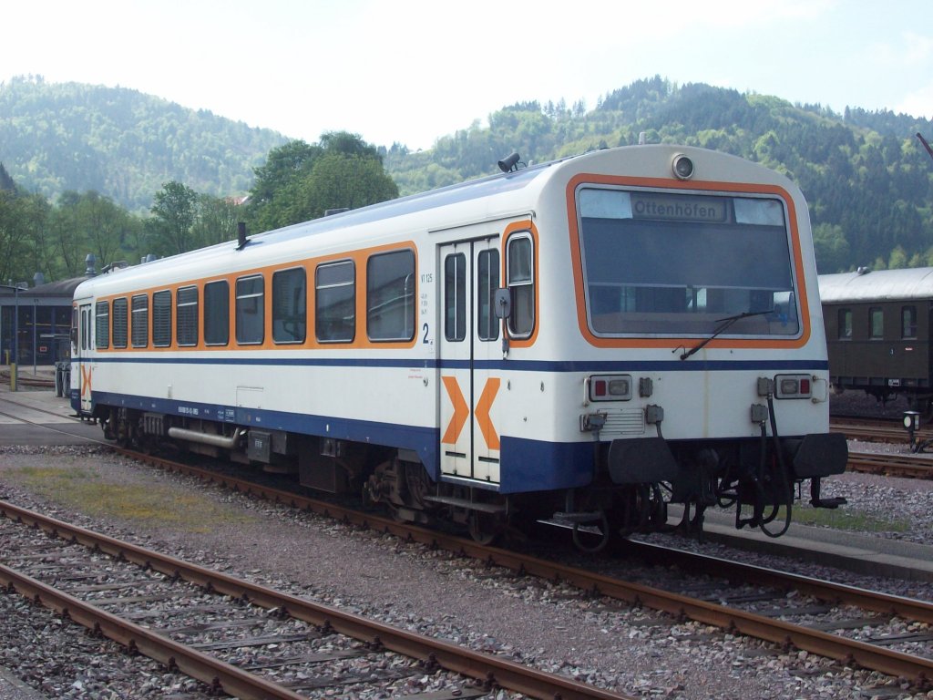 SWEG VT 125 der Achertalbahn steht am Nachmittag des 12.05.10 in seinem Heimat-Bw Ottenhfen im Schwarzwald