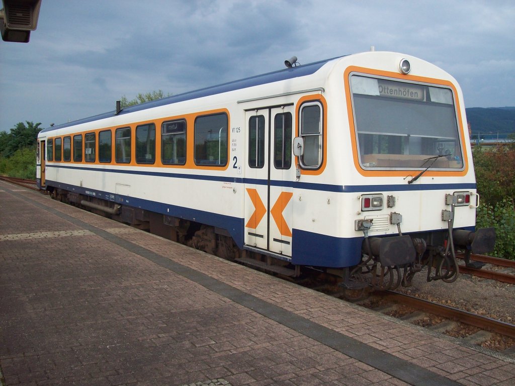 SWEG VT 125 der Achertalbahn steht am Abend des 05.08.10 im Bahnhof Achern auf Gleis 10.Er wird in krze die Fahrt in seinen Heimatbahnhof Ottenhfen im Schwarzwald antreten.