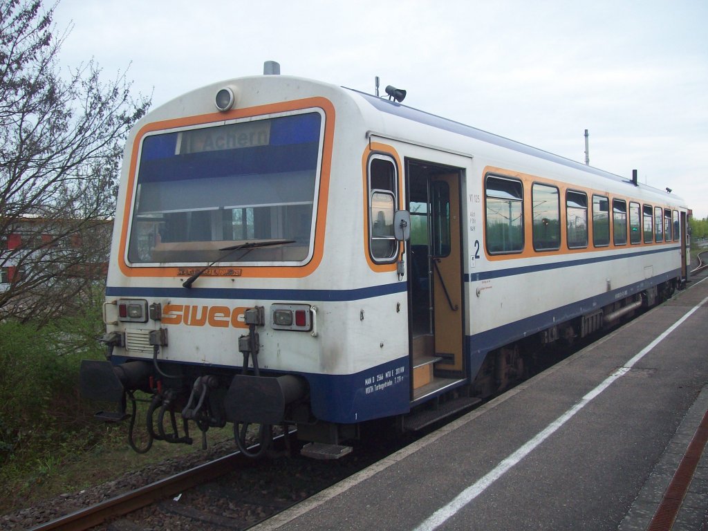 SWEG VT 125 der Achertalbahn steht am Abend des 05.04.2011 im Bahnhof von Achern.Er wird in krze wieder zur Fahrt in seinen Heimatbahnhof Ottenhfen im Schwarzwald bereitgestellt.
