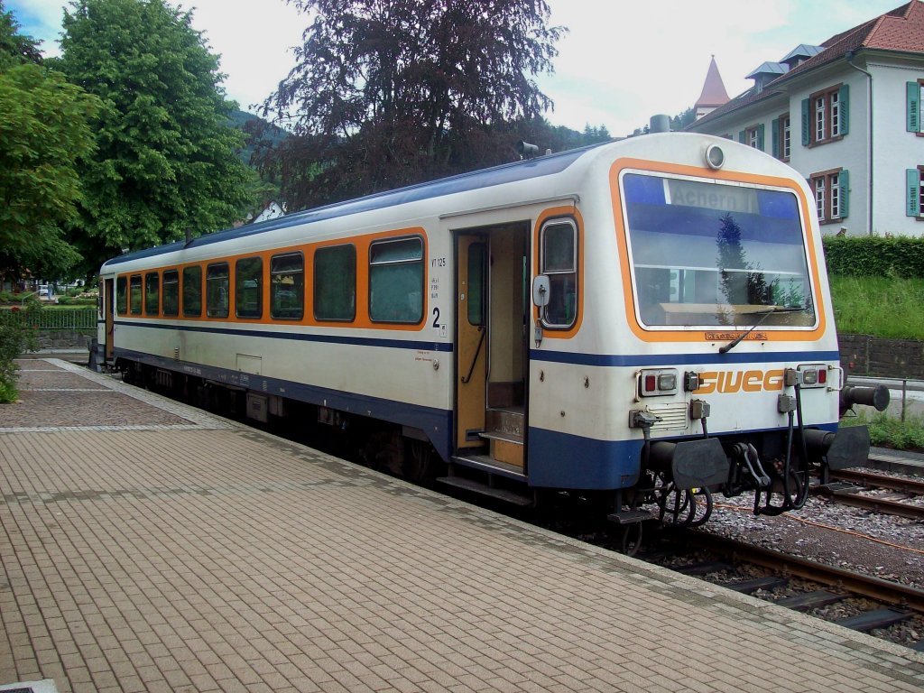 SWEG VT 125 der Achertalbahn steht am Nachmittag des 27.05.2011 vor dem Bahnhofsgebude seines Heimatbahnhofes Ottenhfen im Schwarzwald.Er wird demnchst wieder nach Achern fahren und von dort wieder zurck nach Ottenhfen.