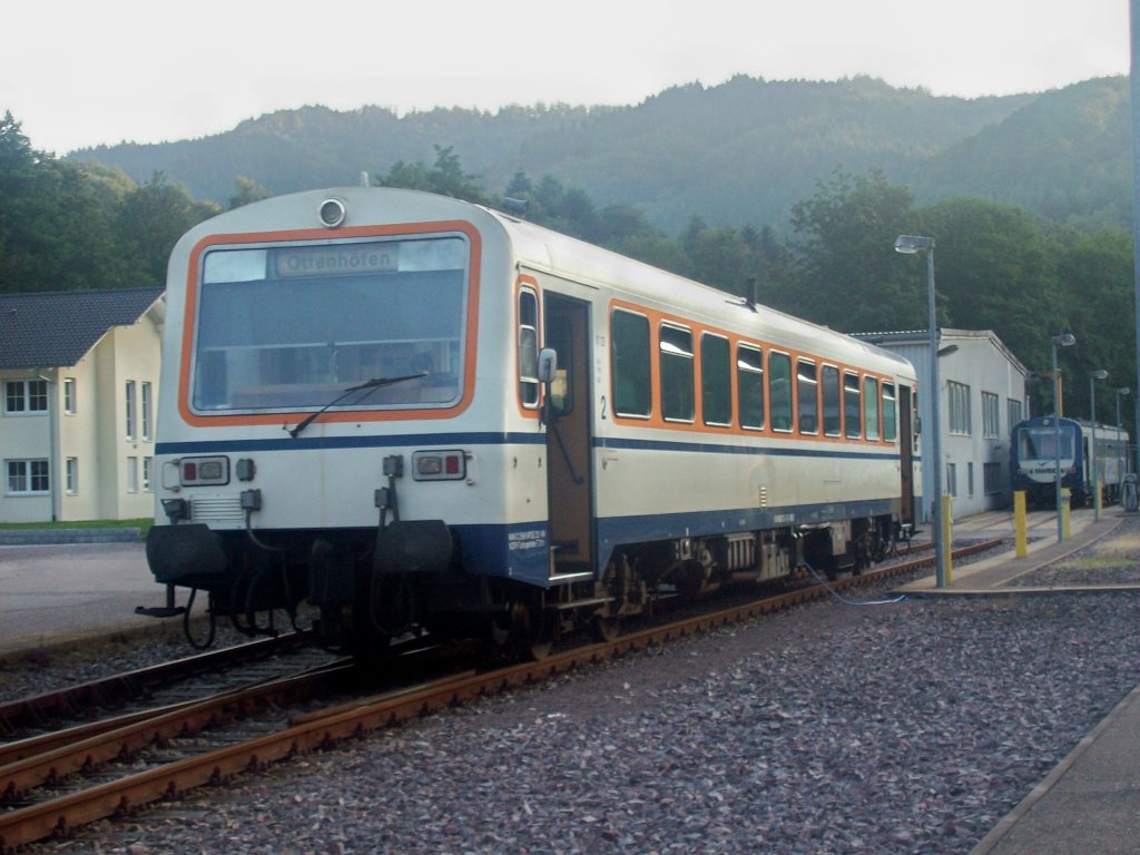 SWEG VT 125 der Achertalbahn steht am Abend des 01.08.11 in seinem Heimat-Bw Ottenhfen im Schwarzwald.Am selben Gleis im Hintergrund steht abgestellt der VT 127 der SWEG Endingen.