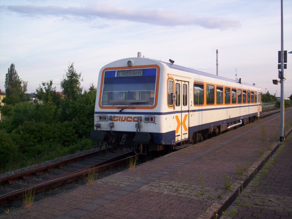 SWEG VT 125 steht im Bahnhof Achern auf Gleis 10