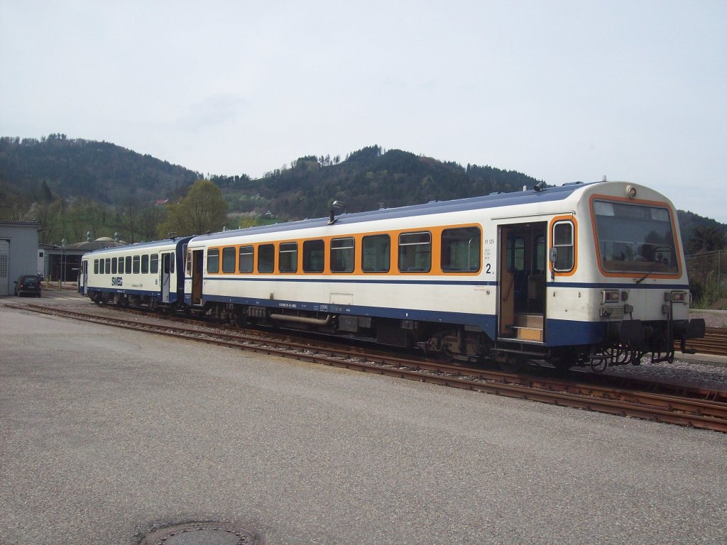 SWEG VT 125 und SWEG VS 200 der Achertalbahn stehen am 05.04.2011 in Ihrem Heimat-Bw Ottenhfen im Schwarzwald.VT 125 wird gleich wieder auf seiner Heimatstrecke auf Tour gehen.