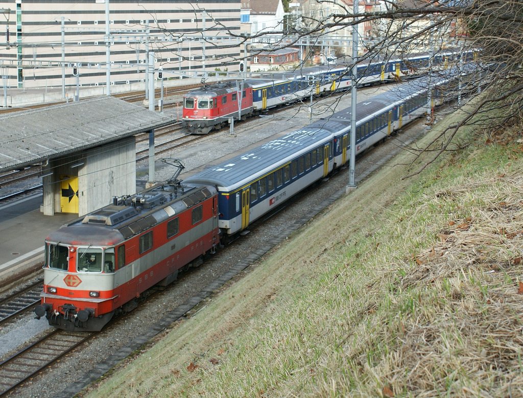 Swiss-Express Re 4/4 II N 11109 wartet mit einem Regionalzug in La Chaux-de-Fonds auf weitere Einstze und im Hintergrund trifft der Regionalzug aus Neuchtel ein. 
28. November 2009