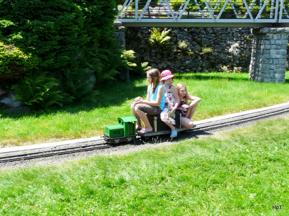 Swiss Vapeur Parc / Bouveret - Kleine Lok mit Grosser Ladung ... Modell einer Feldbahn Diesellok (auf Kleiner Spur) unterwegs auf dem Areal von Swiss Vapeur Parc am 23.06.2012