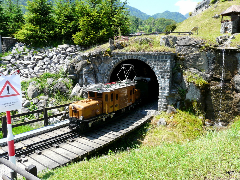 Swiss Vapeur Parc / Bouveret - Modell einer E-Lok der RhB Ge 6/6 411 unterwegs auf dem Areal von Swiss Vapeur Parc am 23.06.2012