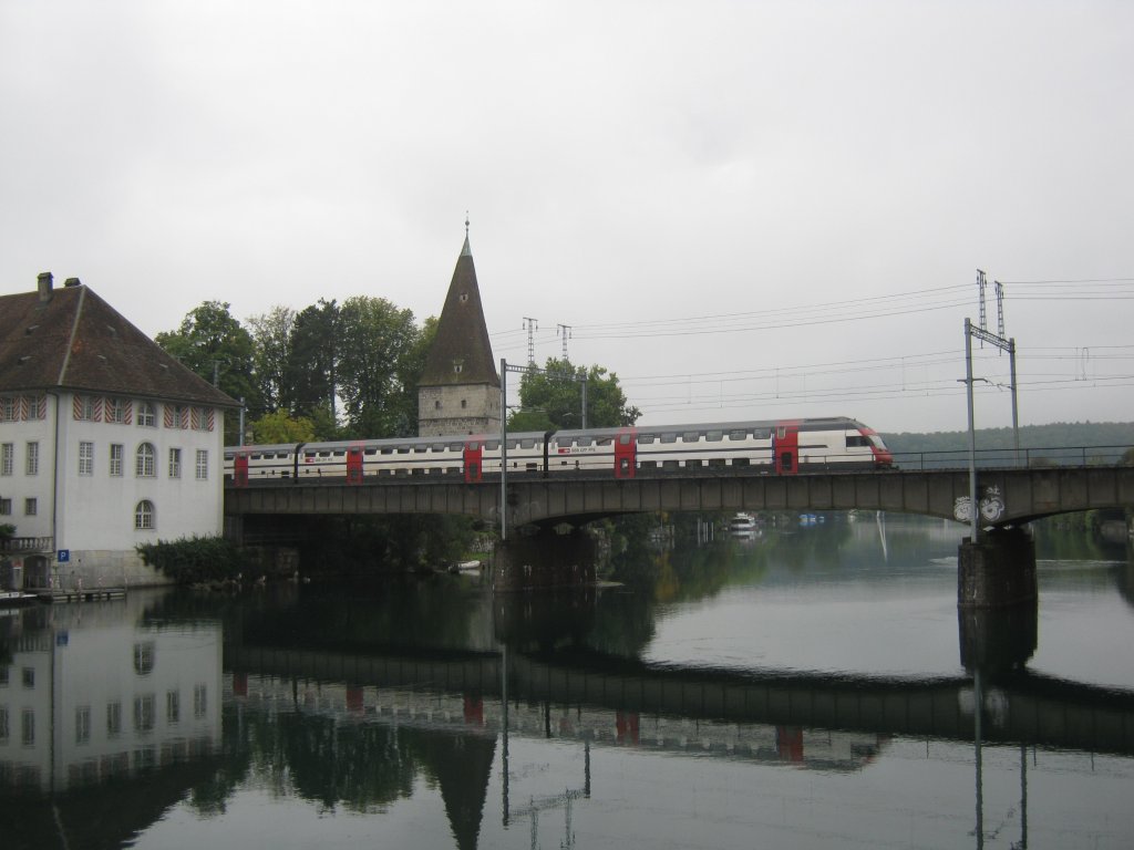 Swiss Walking Event Solothurn 2011; Extrazug 30028 (Zrich HB-Solothurn-> dann weiter leer nach Biel, zum Abstellen) bei berquerung der Aare zwischen Solothurn und Solothurn West, 04.09.2011. Sei einigen Jahren verkehren planmssig keine IC Dostos mehr nach Solothurn.