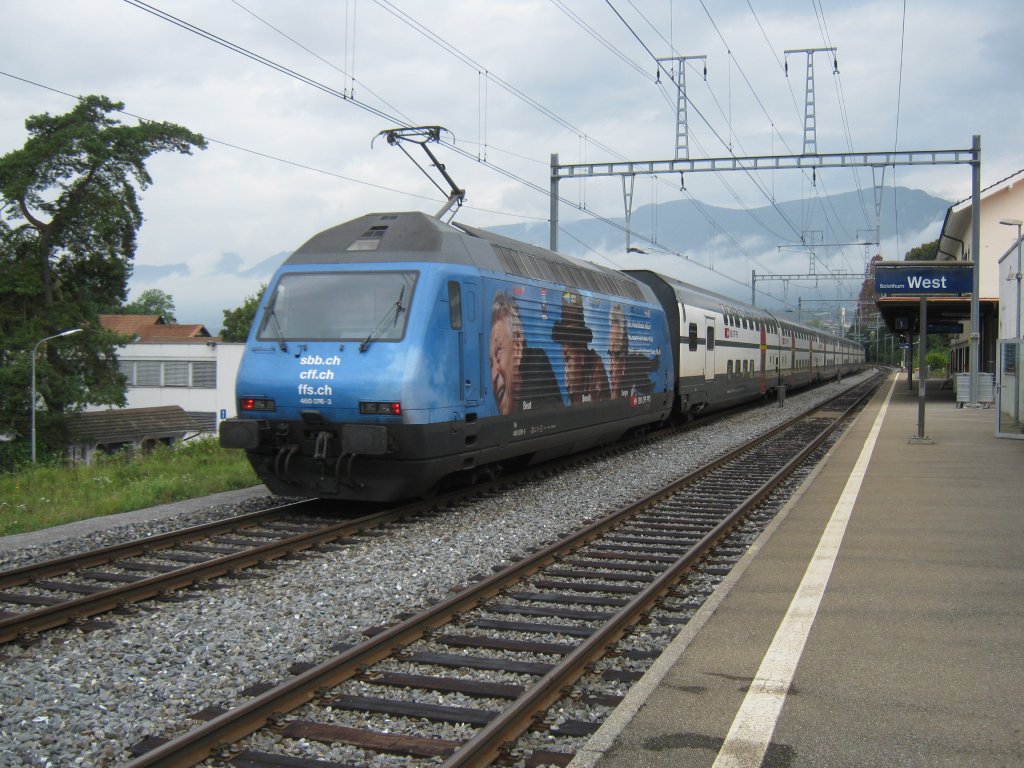 Swiss Walking Event Solothurn 2011; Extrazug 30032 (Zrich HB-Solothurn-> dann weiter leer nach Biel, zum Abstellen) mit Re 460 076 bei Durchfahrt in Solothurn West, 04.09.2011. Sei einigen Jahren verkehren planmssig keine IC Dostos mehr nach Solothurn.